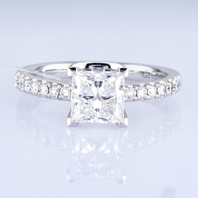Anillo de diseño de princesa 18k 1.5ct + estilo diario Anillo de diamante sintético de forma blanca